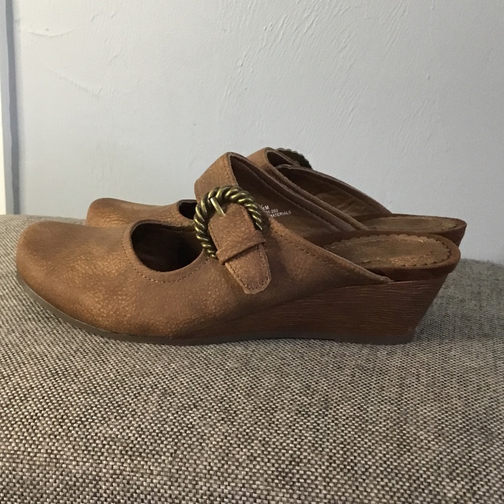 Bare traps Luna Mary Janes in a suede-like brown material, size 7 1/2M. - Picture 4 of 16